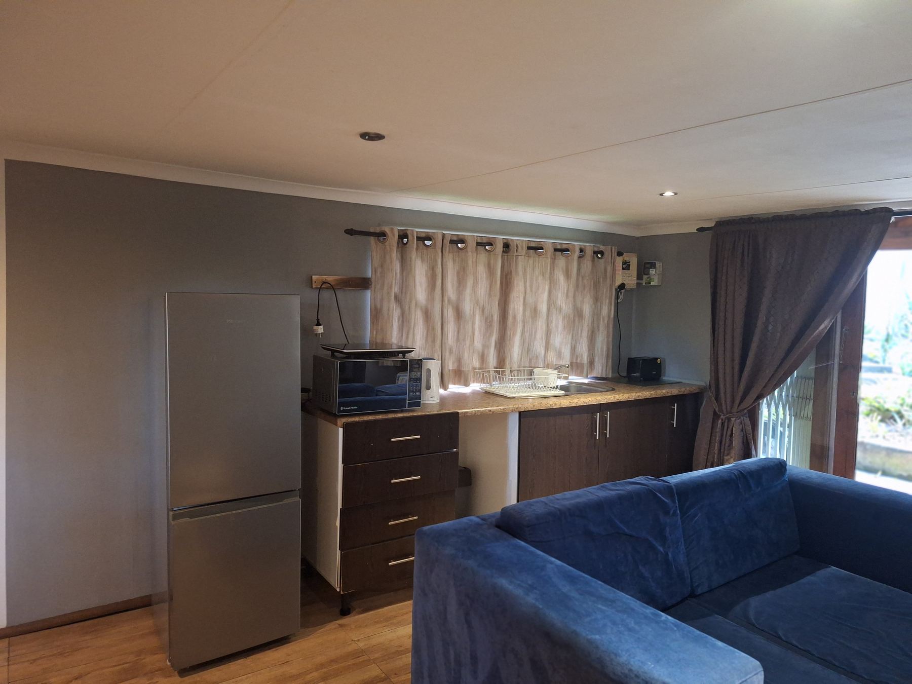 Kitchenette with fridge and microwave